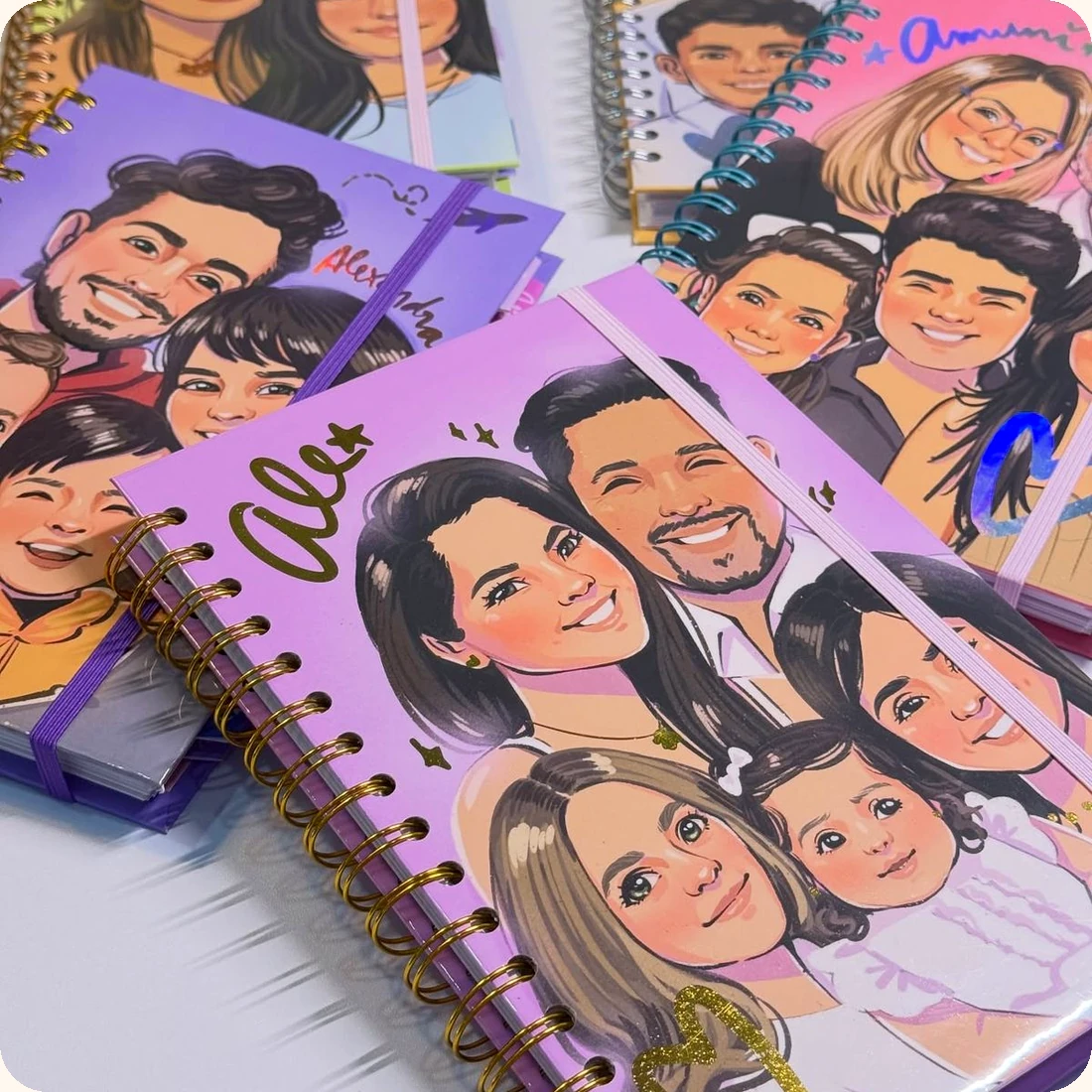 Agendas con caricaturas de familias en la portada y goma elástica de cierre