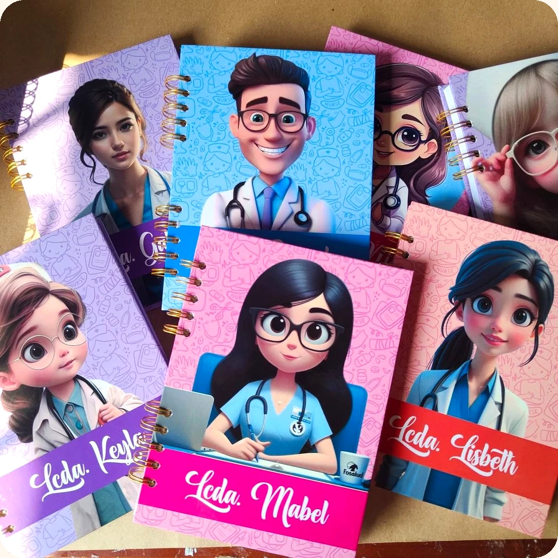 Varias agendas personalizadas con ilustraciones de personal sanitario y el nombre de cada una