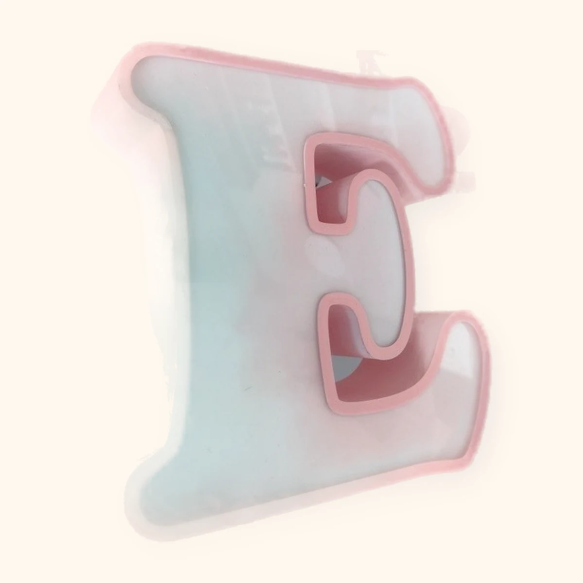 Letra E en 3D rosa con frontal difusor blanco para luz LED