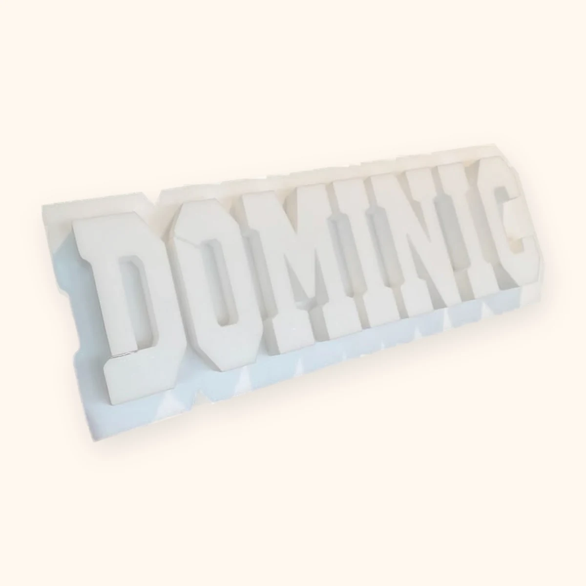 Nombre DOMINIC en letras 3D blancas sobre placa