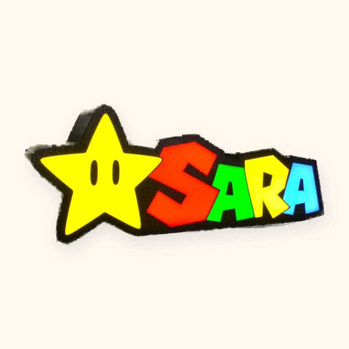 Cartel luminoso con el nombre SARA y una estrella a varios colores
