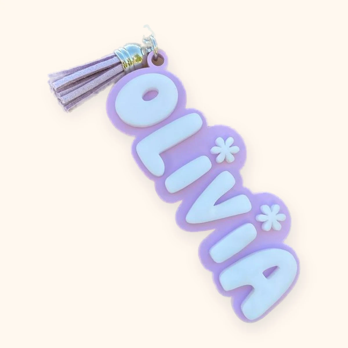 Llavero personalizado con el nombre Olivia en relieve lila y blanco