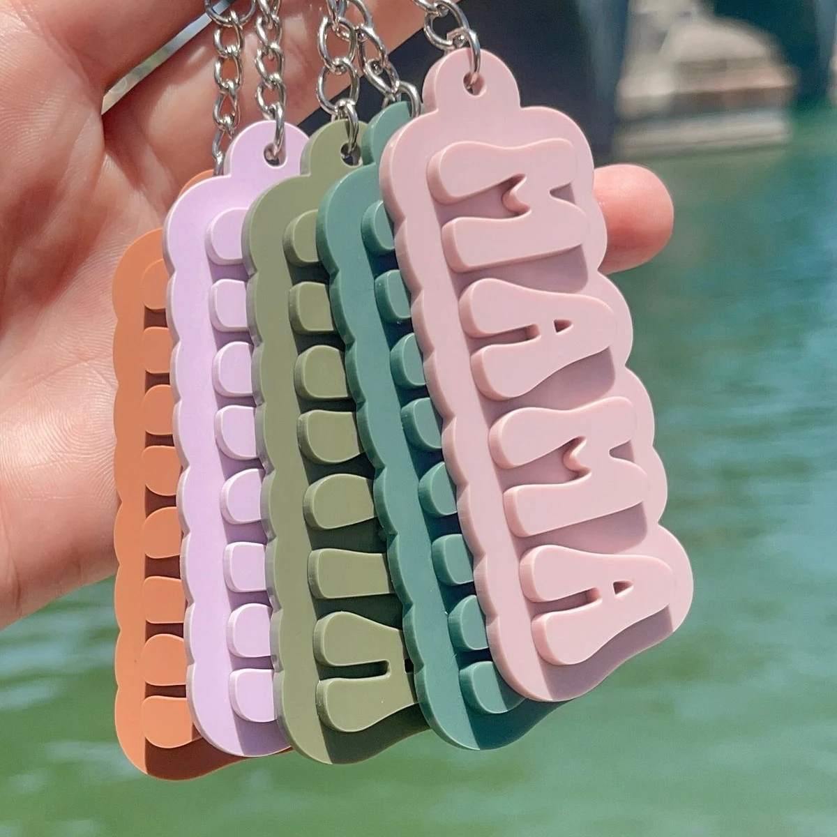 Varios llaveros personalizados con nombre en tonos pastel