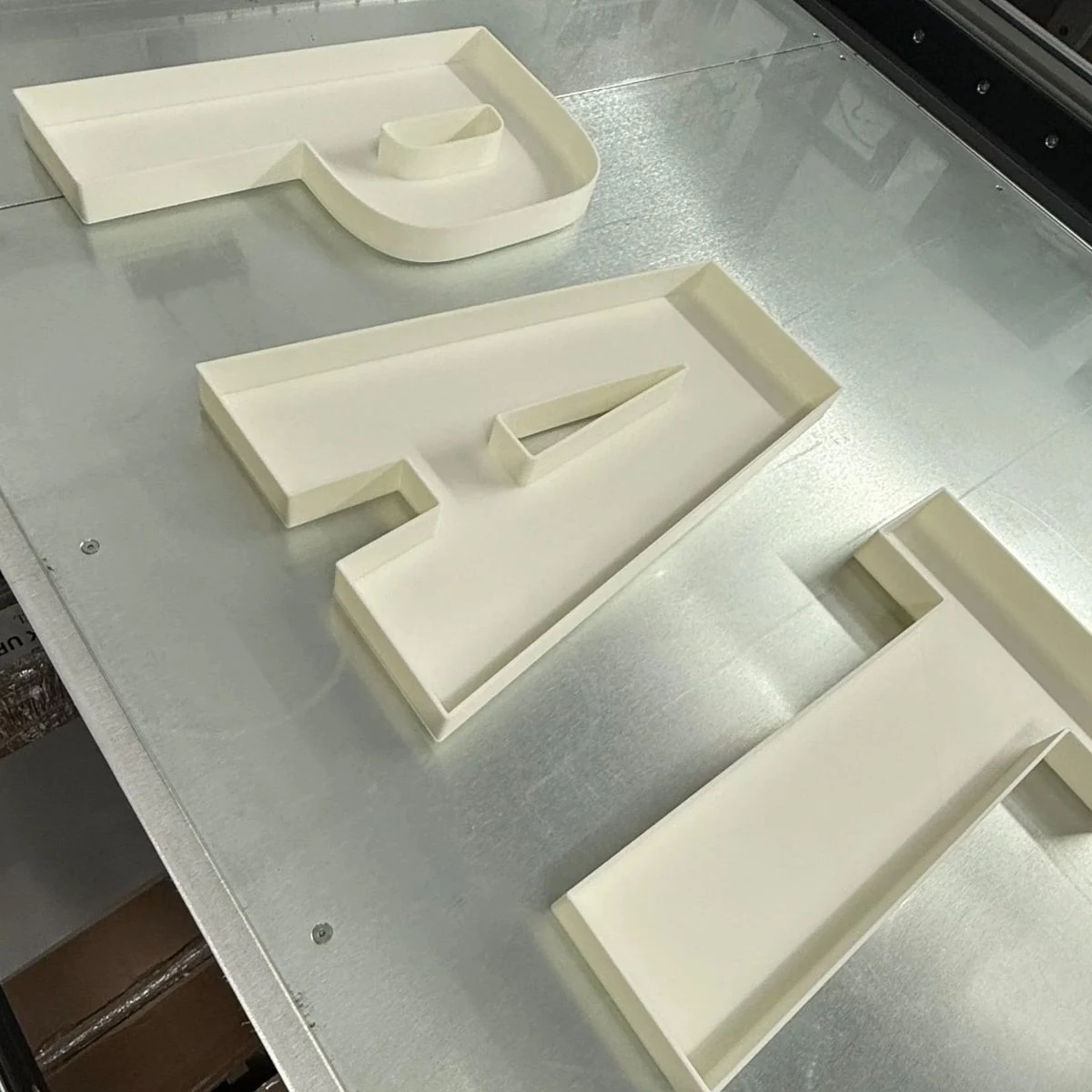 Letras 3D de gran formato recién impresas en el taller
