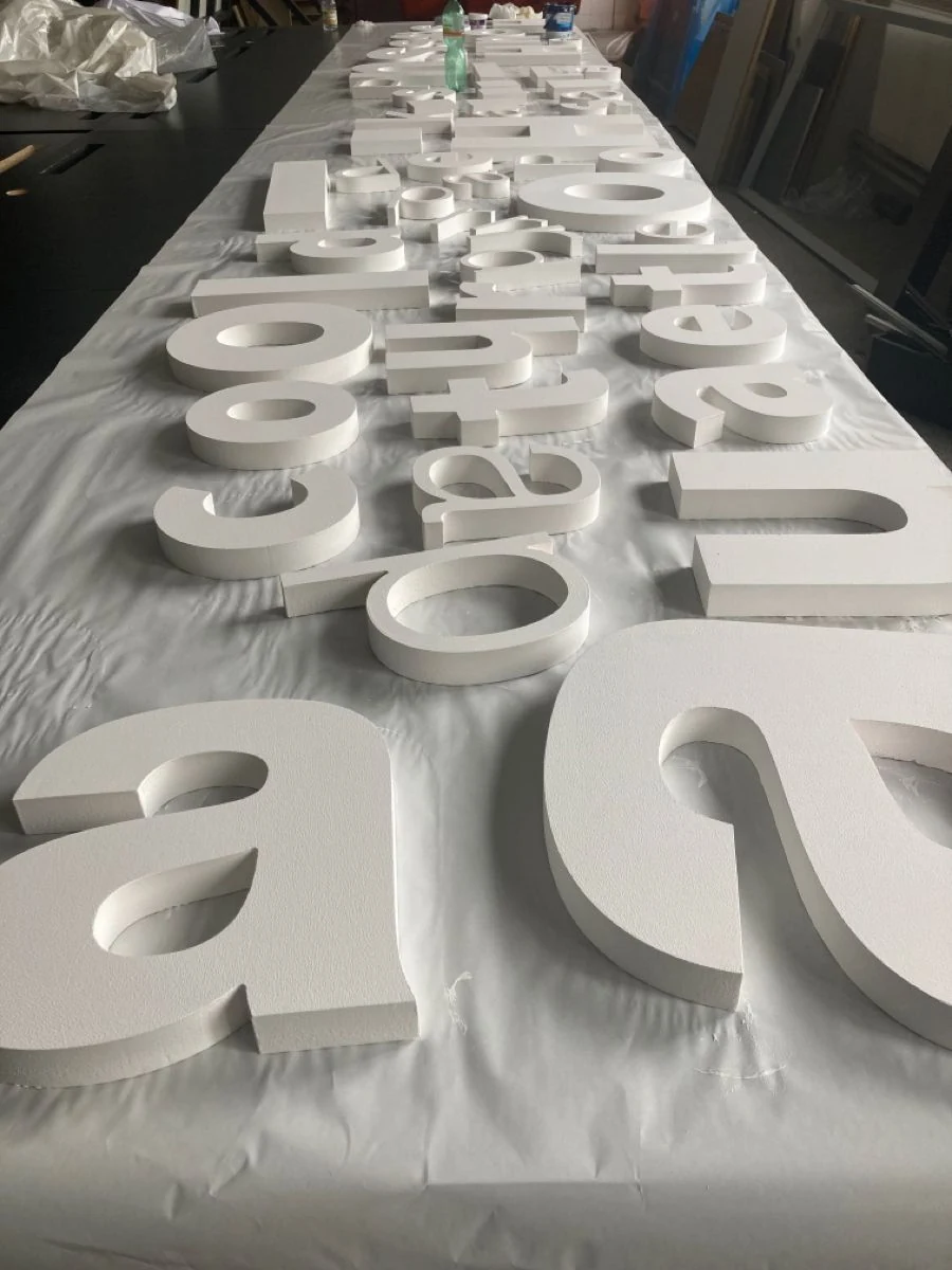 Letras corpóreas blancas en 3D preparadas en el taller